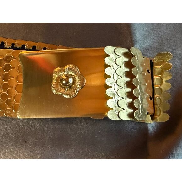 Vtg. 1970s Gold-Tone Stretch Belt Made in Hong Kong Floral Clasp Scalloped Links - Picture 3 of 8